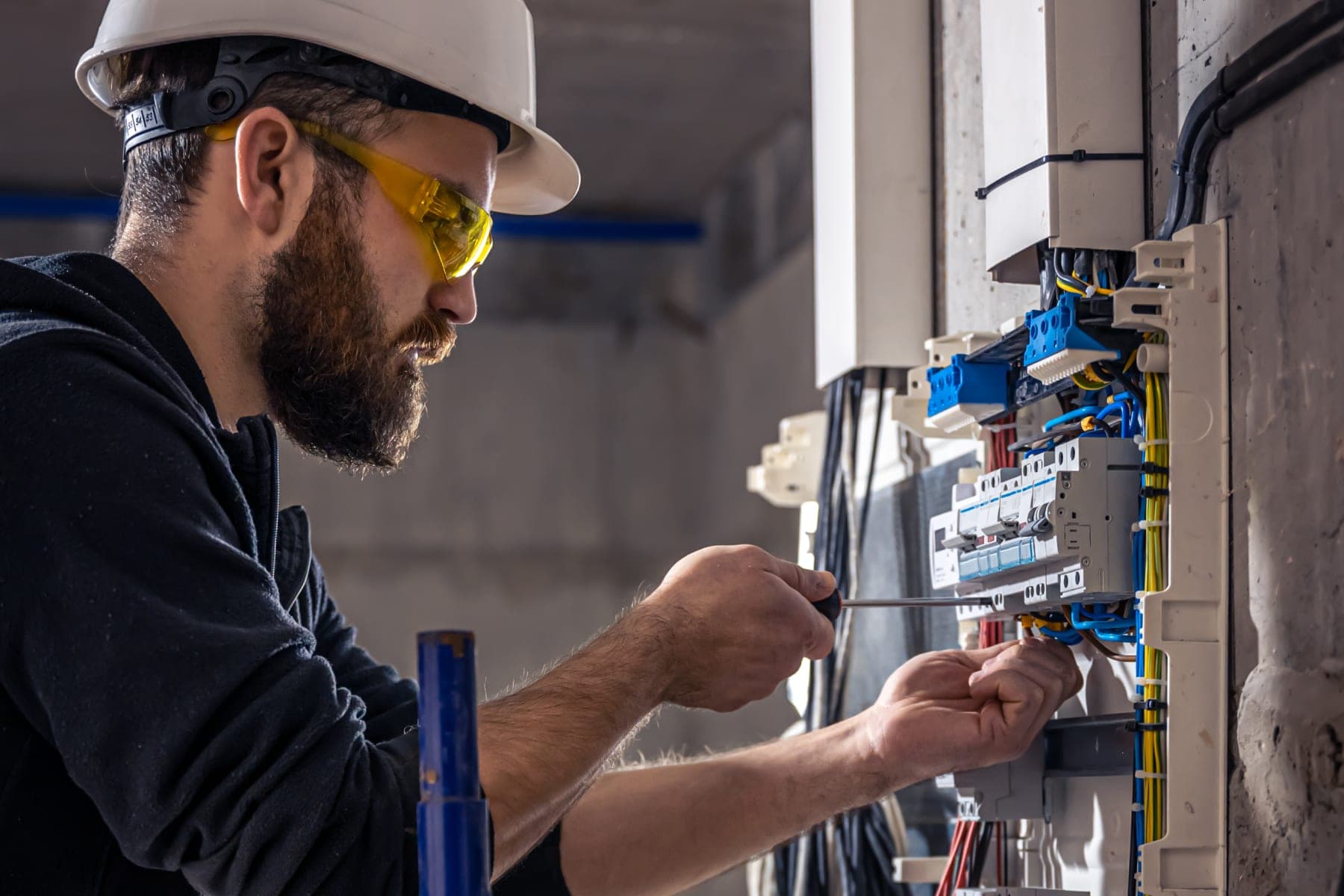 Top 10 Best Electrician Business Cards to Impress
